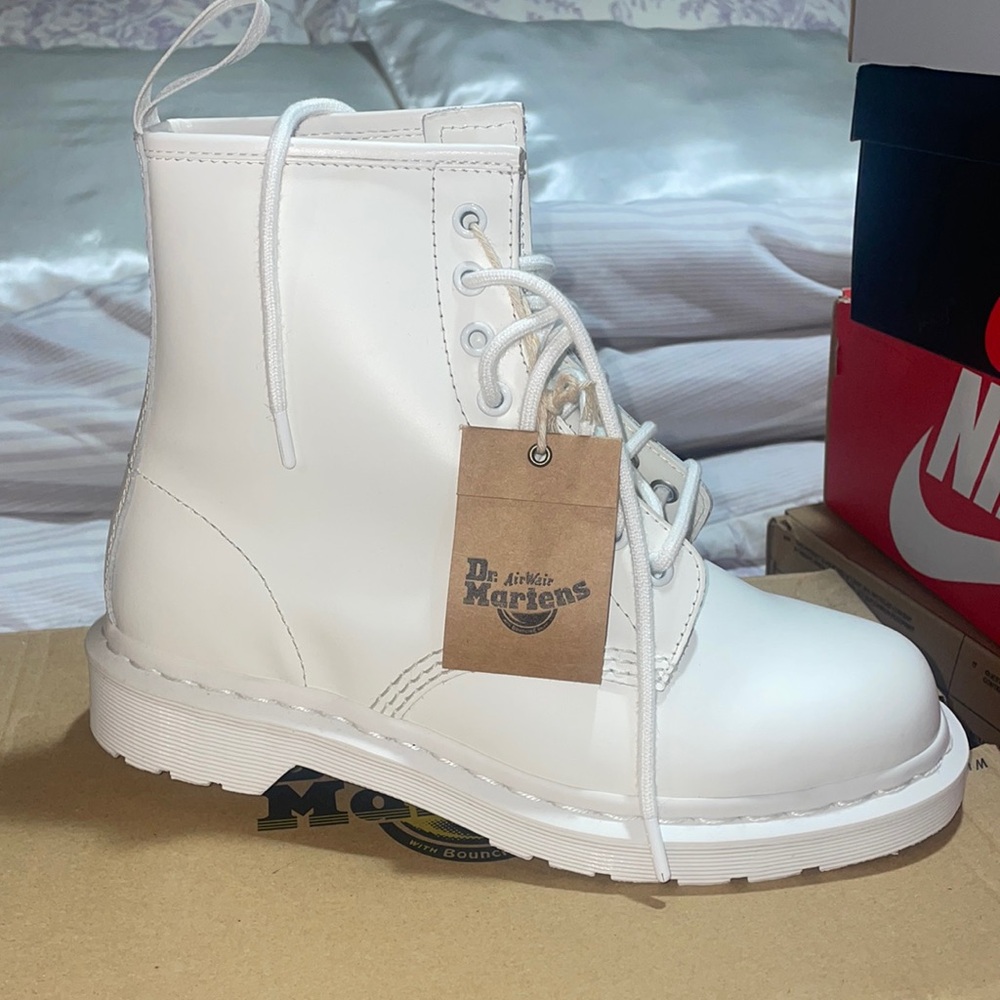 BRAND NEW NEVER WORN DR.MARTENS🤍